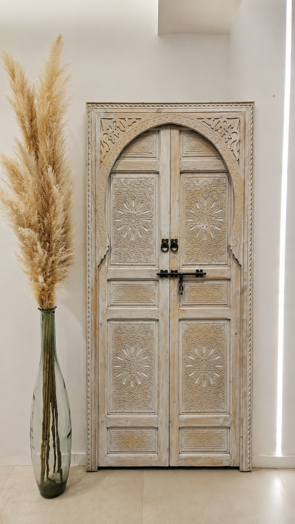 Porte Élégance | Porte en bois sculptée blanchie fabriquée à la main