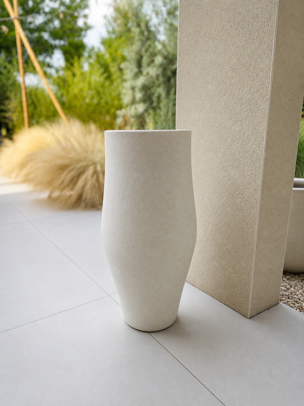 Grand pot en terre cuite beige au design contemporain, idéal pour une terrasse, un jardin ou une entrée.