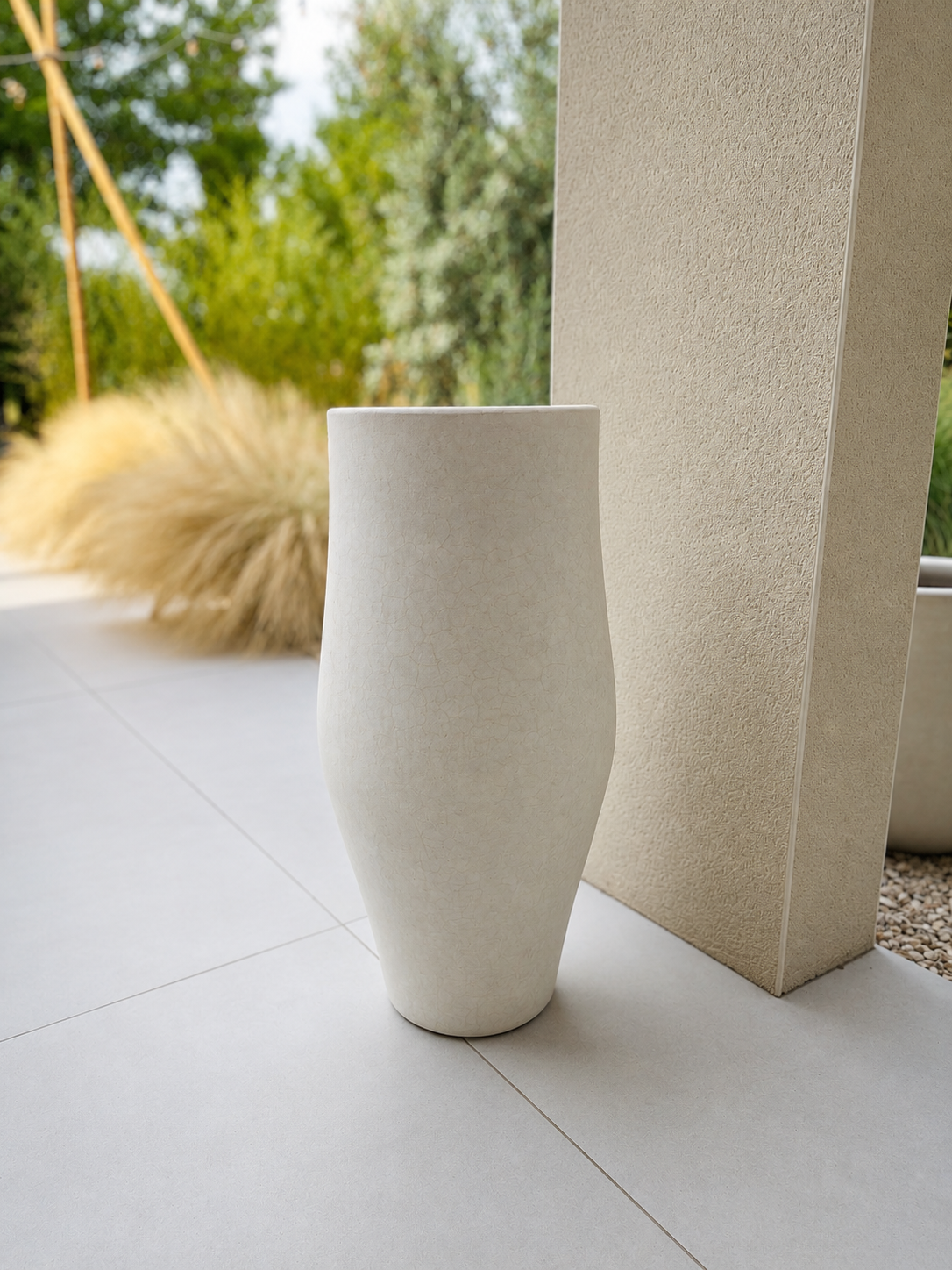 Grand pot en terre cuite beige au design contemporain, idéal pour une terrasse, un jardin ou une entrée.