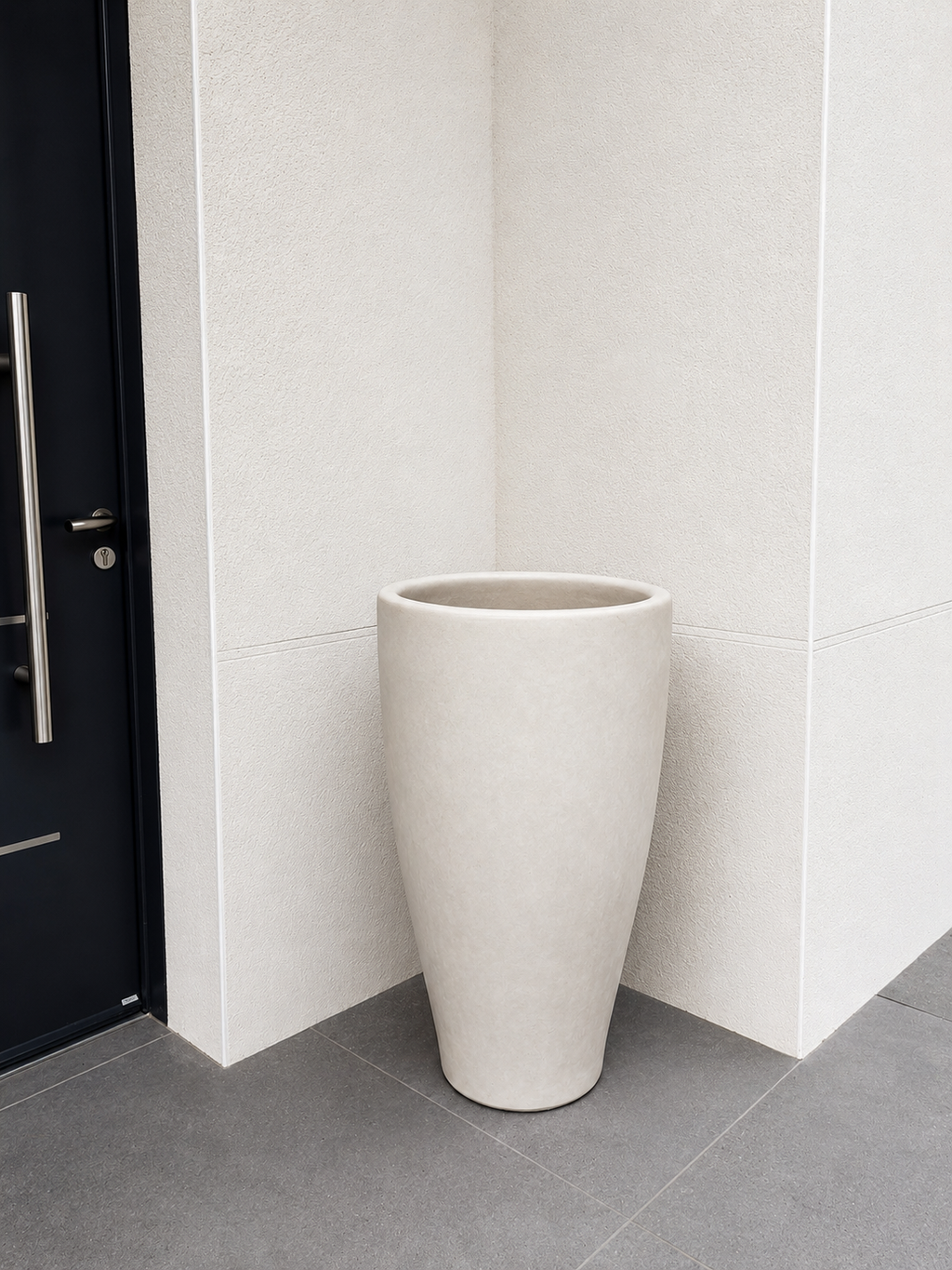 Grand pot artisanal en terre cuite aux teintes naturelles et chaleureuses.