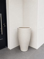 Grand pot artisanal en terre cuite aux teintes naturelles et chaleureuses.