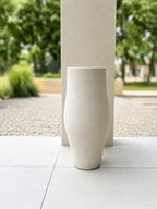 Grand pot en terre cuite beige au design contemporain, idéal pour une terrasse, un jardin ou une entrée.