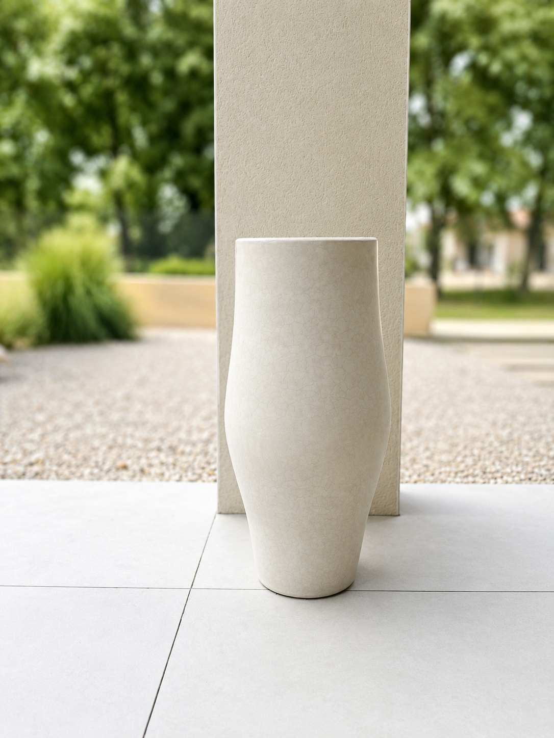 Grand pot en terre cuite beige au design contemporain, idéal pour une terrasse, un jardin ou une entrée.